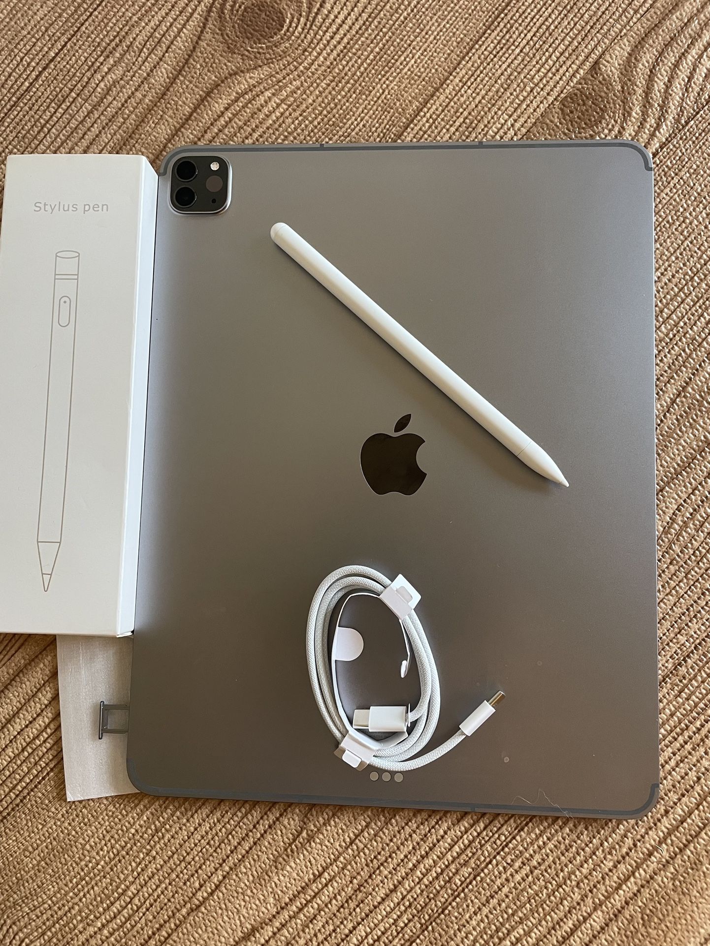 iPad Pro 12.9” (M2 chip / 2022 model) 6th Generation 256GB WiFi + 5G cellular with keyboard, & Accessories