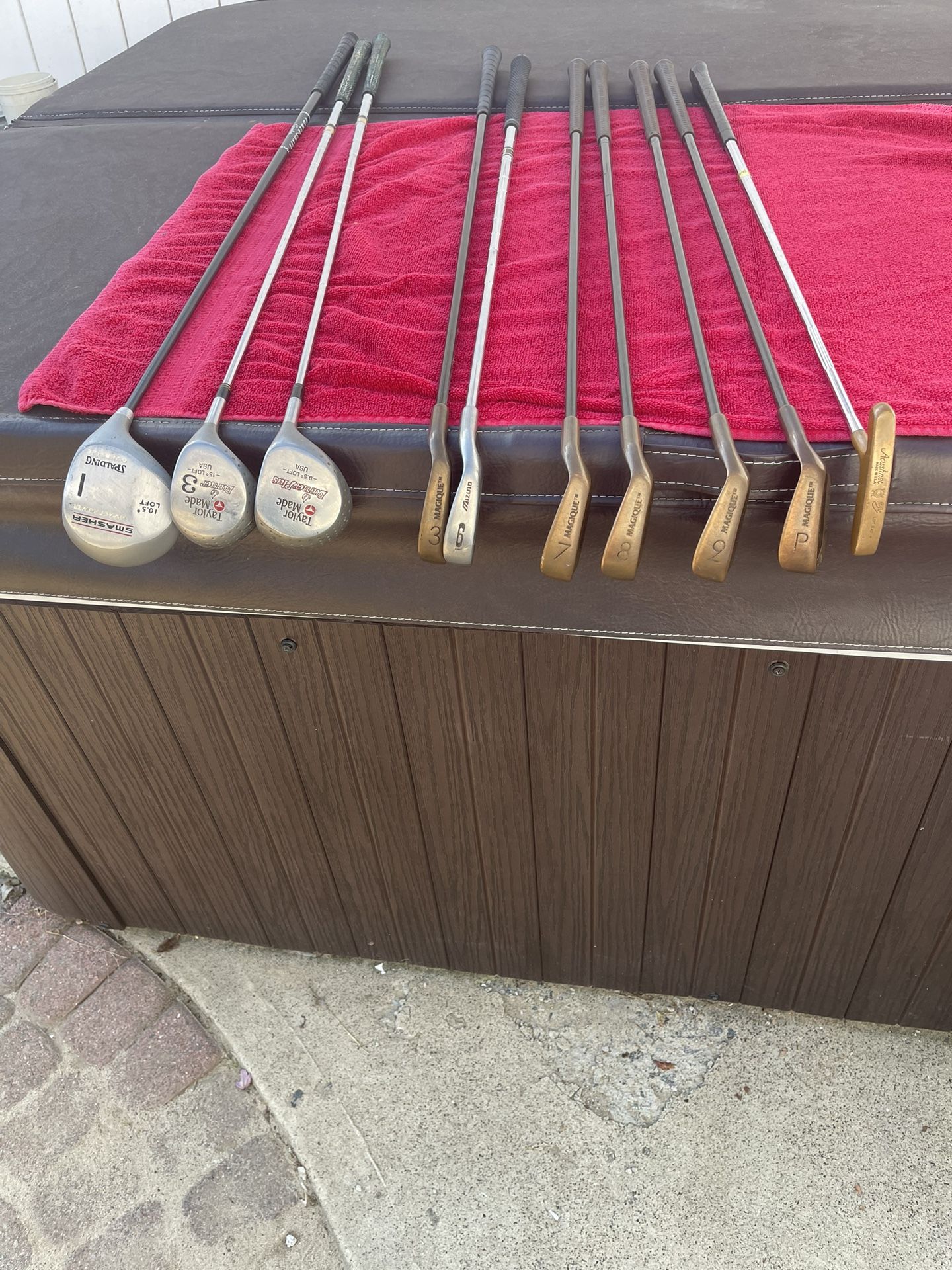 RIGHTY GOLF CLUBS AND BAG WITH ZIPPERED CLUB COVER