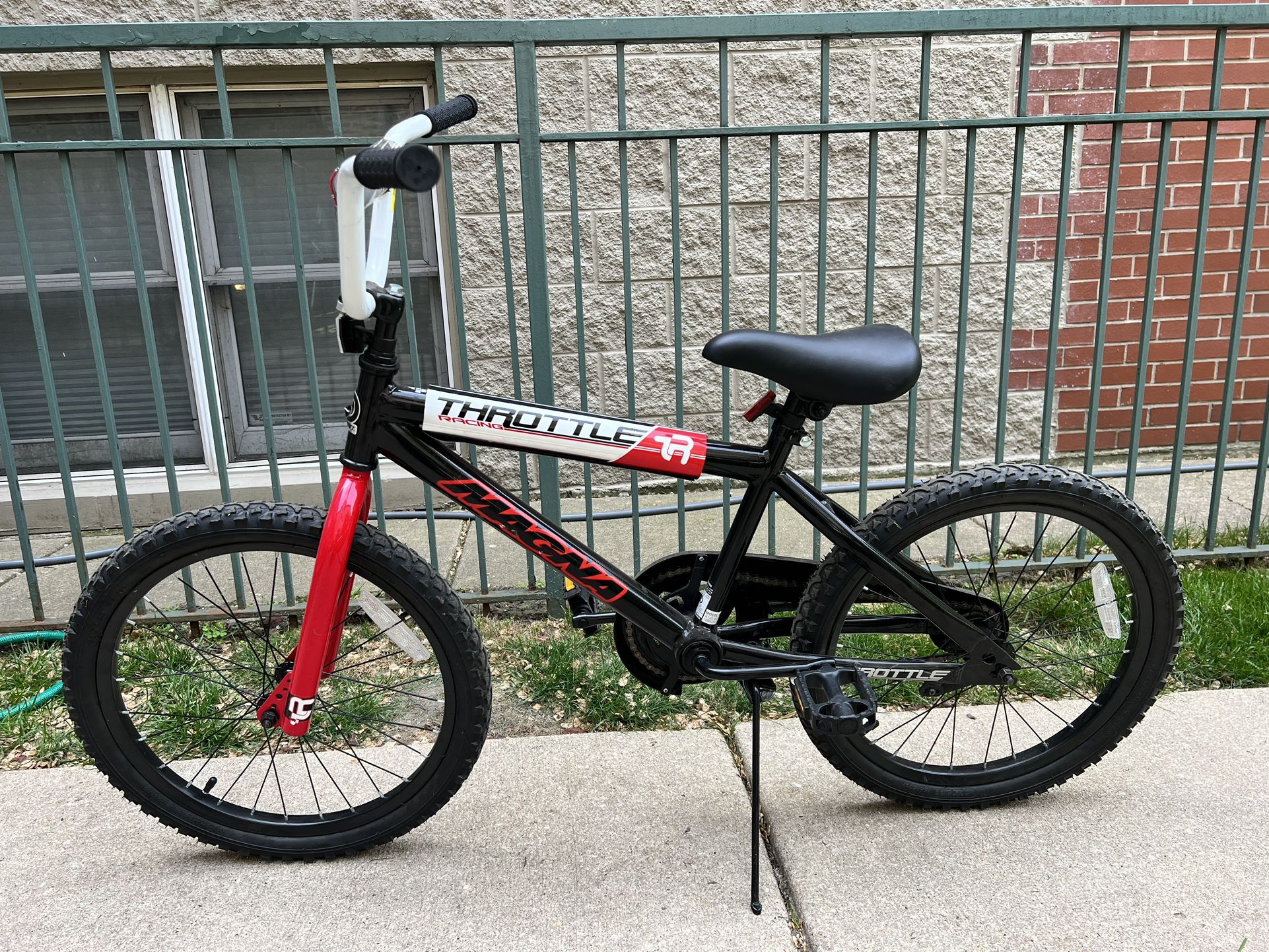20-inch Dynacraft Magna Throttle Kids Bike