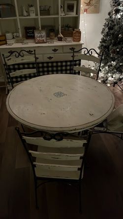 Charming Farmhouse Distressed Round Dining Table.