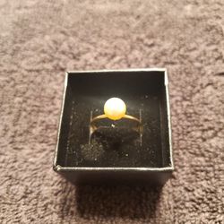 10K Gold Ring with .30 Saltwater Peral Mounted on Center.