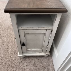 Realyn End Table