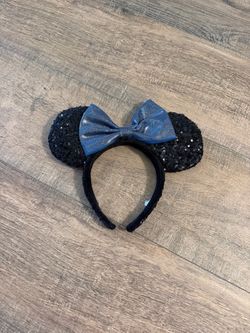 Minnie Mouse ears with blue bow