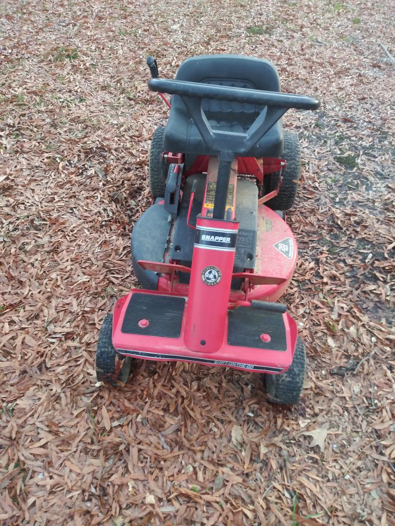 Snapper riding mower it runs an cuts but needs the carburetor cleaned out 15.5 horsepower 28 inch deck located in Burlington nc