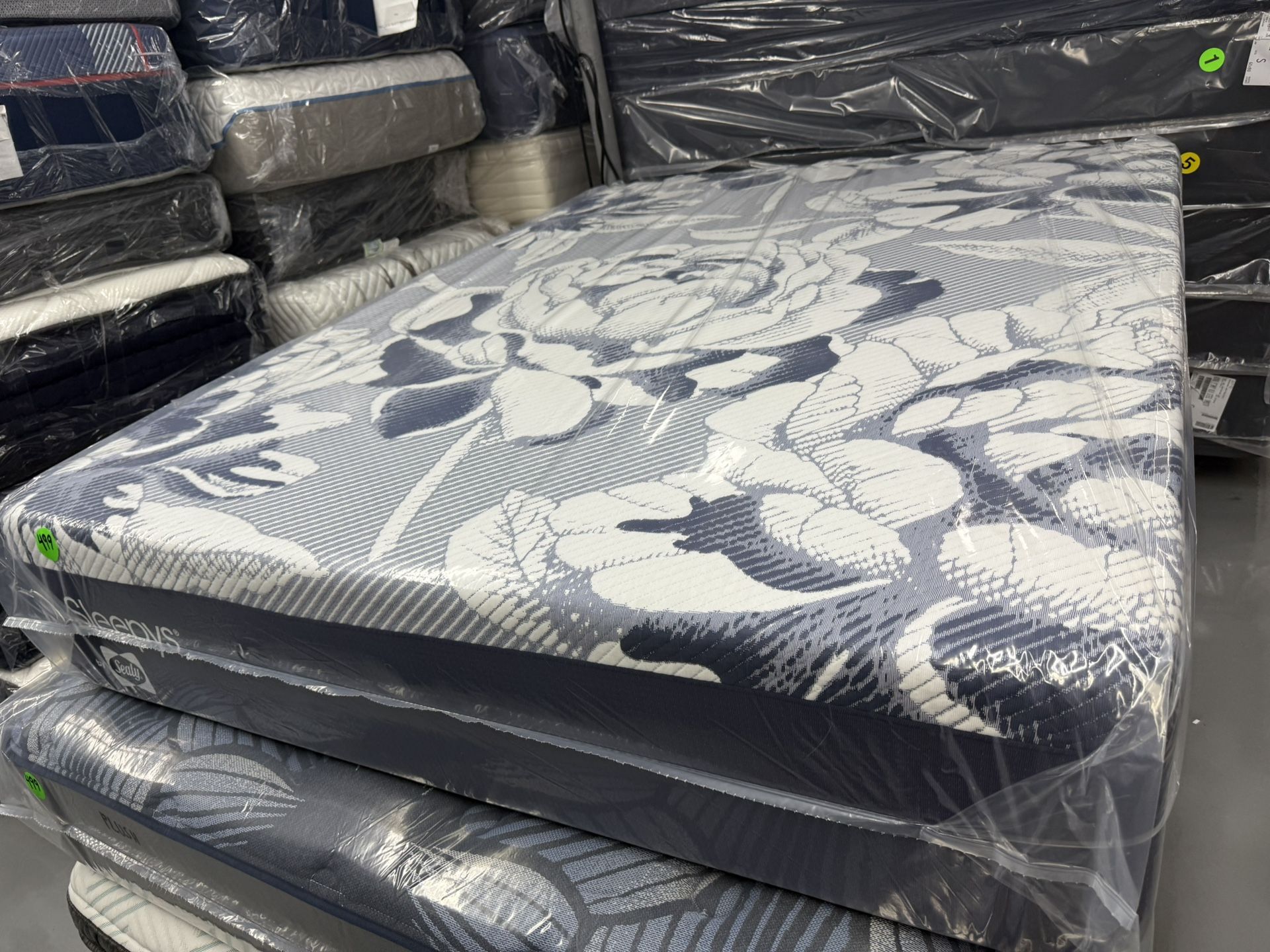 QUEEN SIZE SLEEPY’S MATTRESS & BOX SPRING BED SET