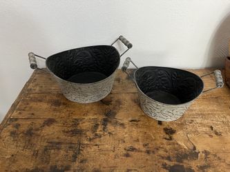 Set of round metal baskets