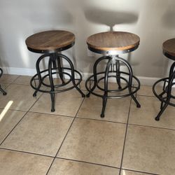 4 Bar Stools 