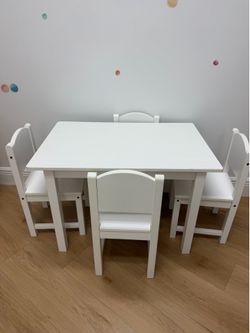 Table with 4 chairs