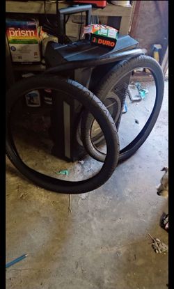 Trading 26 inch maxxis hookworms for skinny thickslicks tires 26 INCH ONLY!