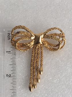 WOMENS GOLD TONE BROOCH