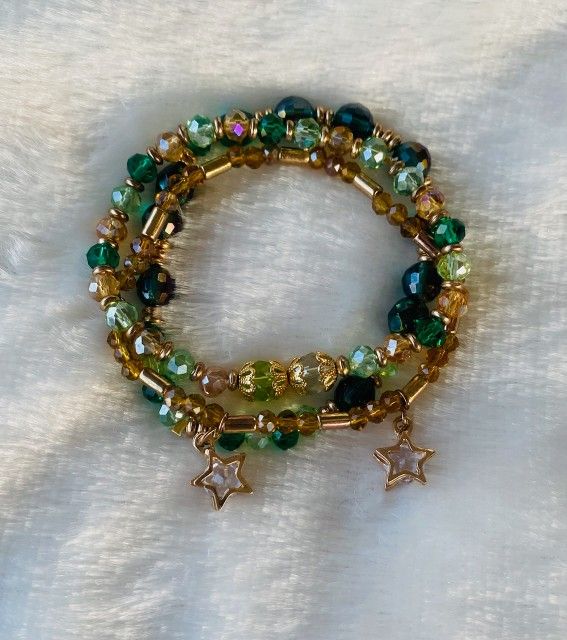 ✨ Handmade Beaded Bracelet Stack – Emerald & Gold with Star Charms – Stretchy & Unique ✨