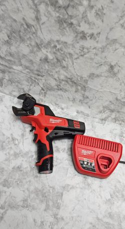 Milwaukee M12 Cordless 600 MCM Cable Cutter Kit with One 2.0Ah Battery, Charger
