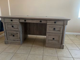 Large 7 Drawer Desk!!! Like New !!!