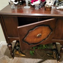 Antique hutch wood wooden wheels, perfect, very old.Heavy four hundred dollars of close offer