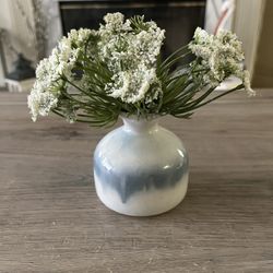 Small vase with white flowers