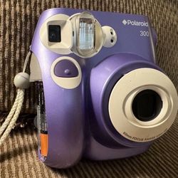 Polaroid 300 Instant Film Camera Purple - Works, the battery cover is missing but works well 