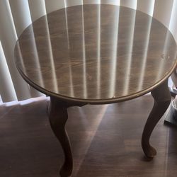Round table — Dimensions: Height 21", Width 24"