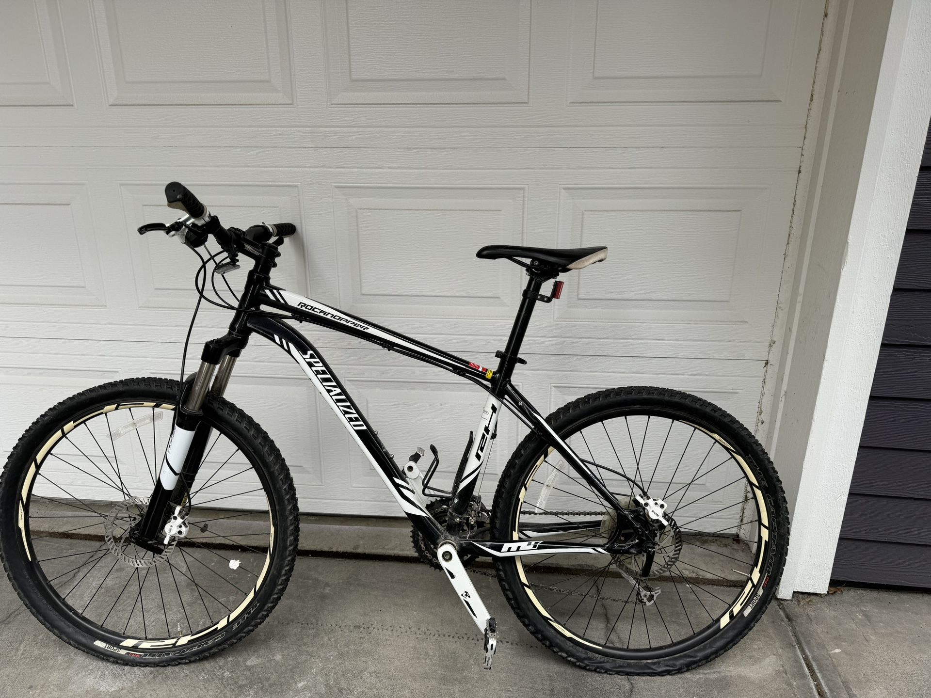 Specialized rockhopper Mountain bike (17.5)
