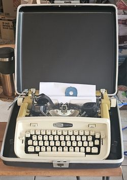 MINT Vintage Royal Safari Portable Typewriter – 1960s Collectible Relic | $275