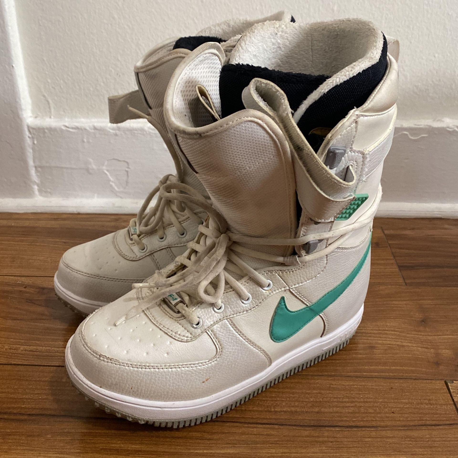 NIKE SNOWBOOTS WOMENS 9,5