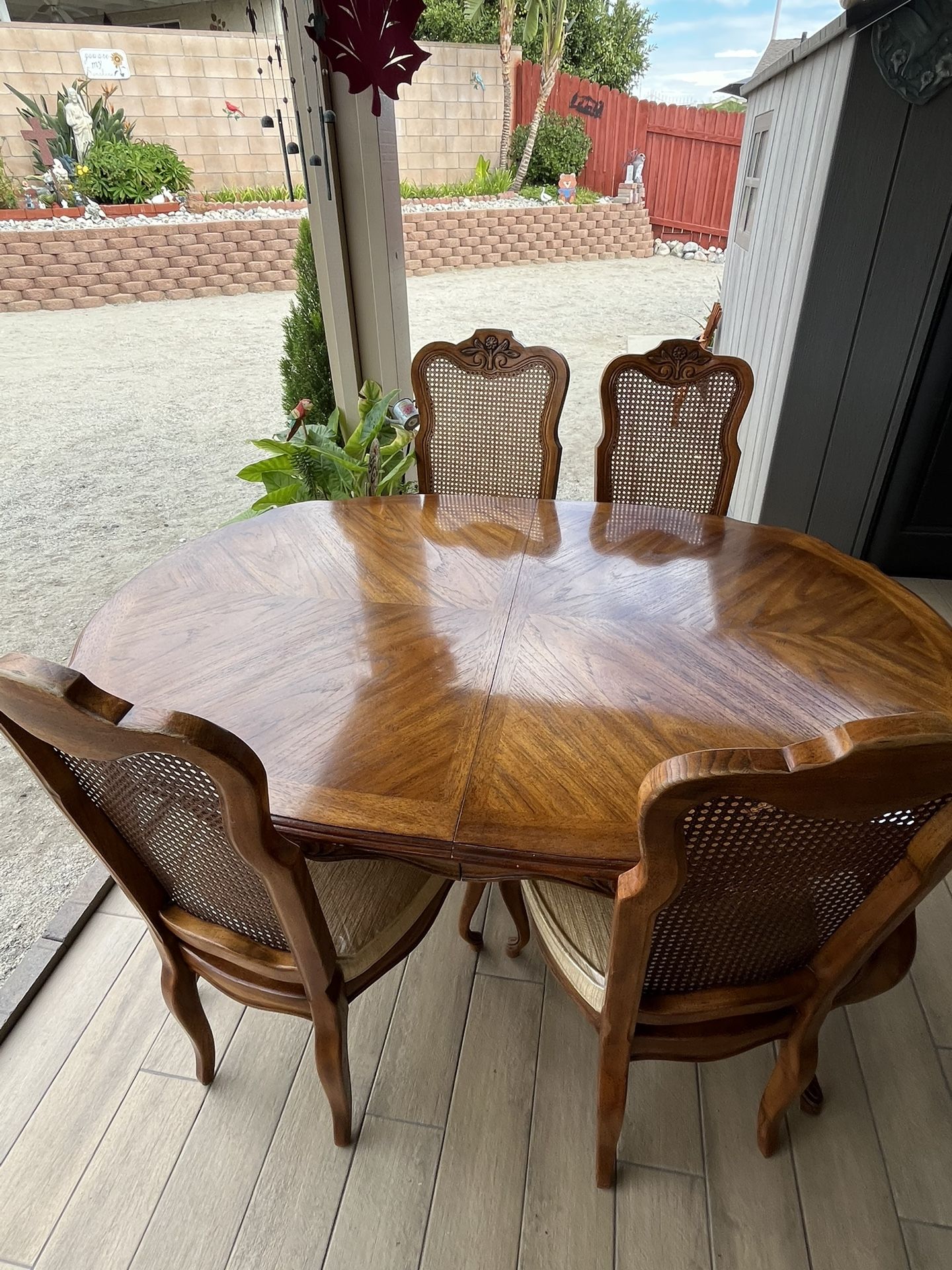 Beautiful Antique Dinning Table And Chairs 🪑.
