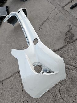 Toyota Highlander front bumper Oem