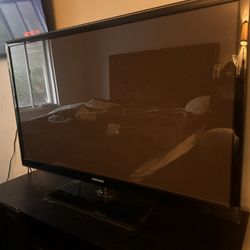 Samsung Tv And Stand  With Roku