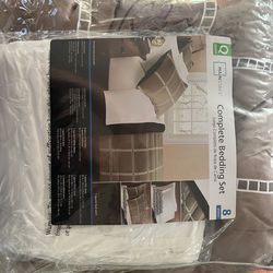 Queen size bed set