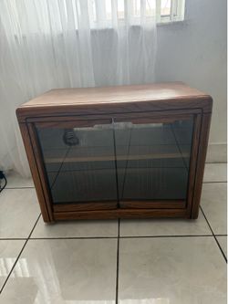 Wood Cabinet/ Mueble con puertas de vidrio