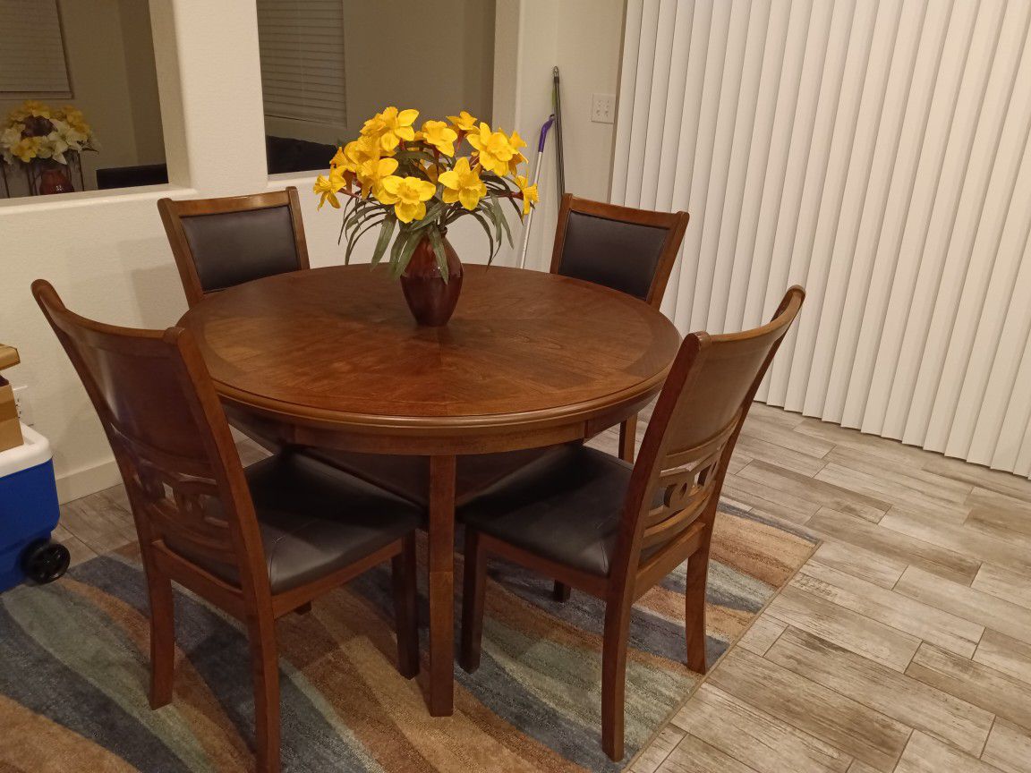 Like New Dining Room Table