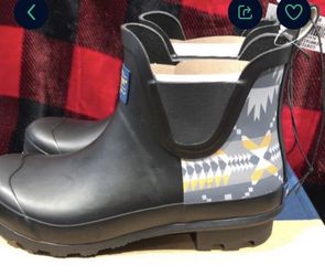 New Women Pendleton rain boot.  Available in black size,5,6,8