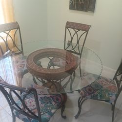 BEAUTIFUL Large Round table with 4 metal cushioned chairs. Chairs