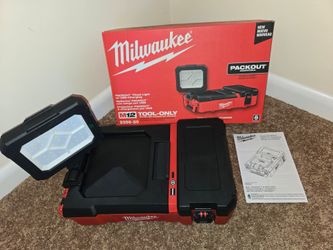 Milwaukee M12 PACKOUT FLOODLIGHT , LIKE NEW COND, 1400 Lumens w/USB-C & USB-A FAST charging & Internal Waterproof & DustProof Storage for Phone