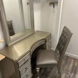 Vanity Desk With Drawers And Mirror With Chair