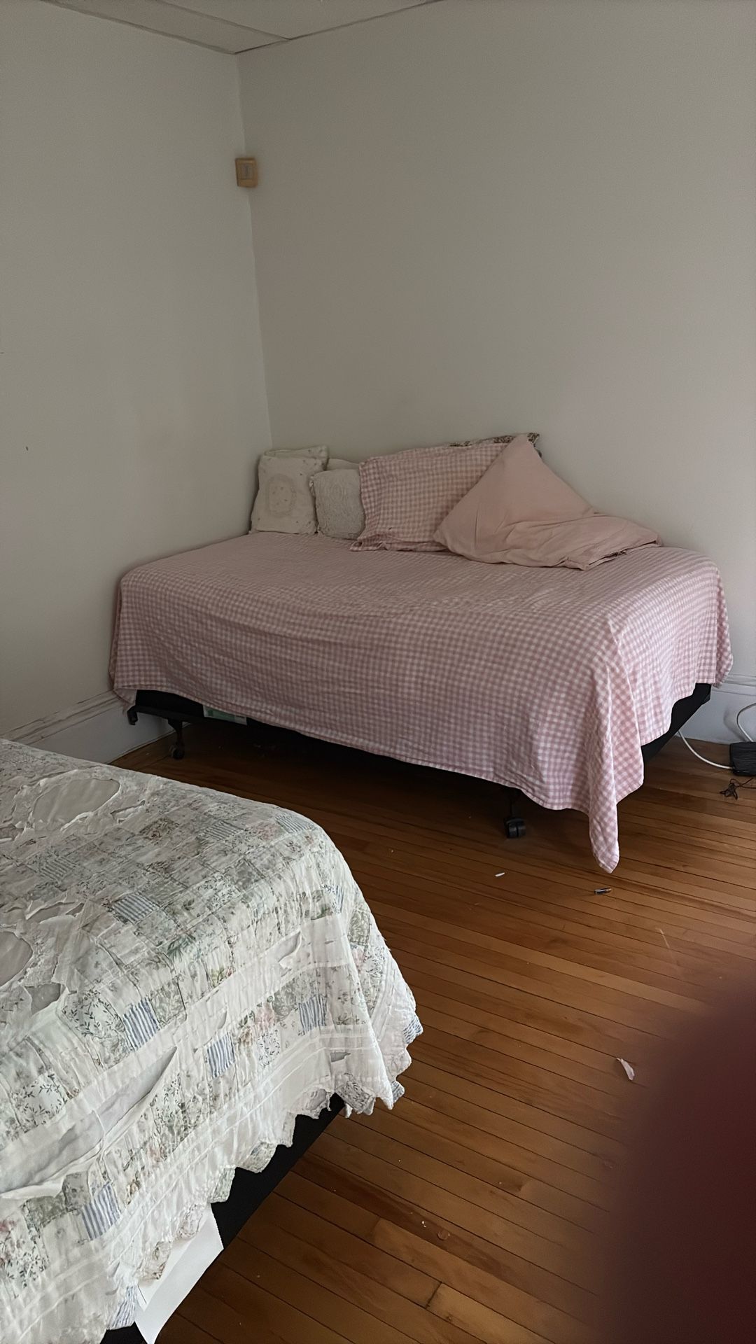 Free 2 Twin Beds
