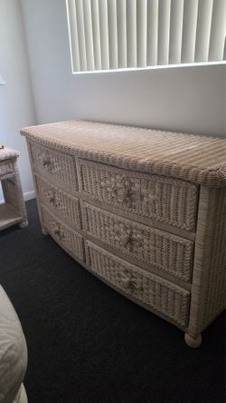 7 Pcs Wicker Queen Bedroom Set with Shell Lamp
