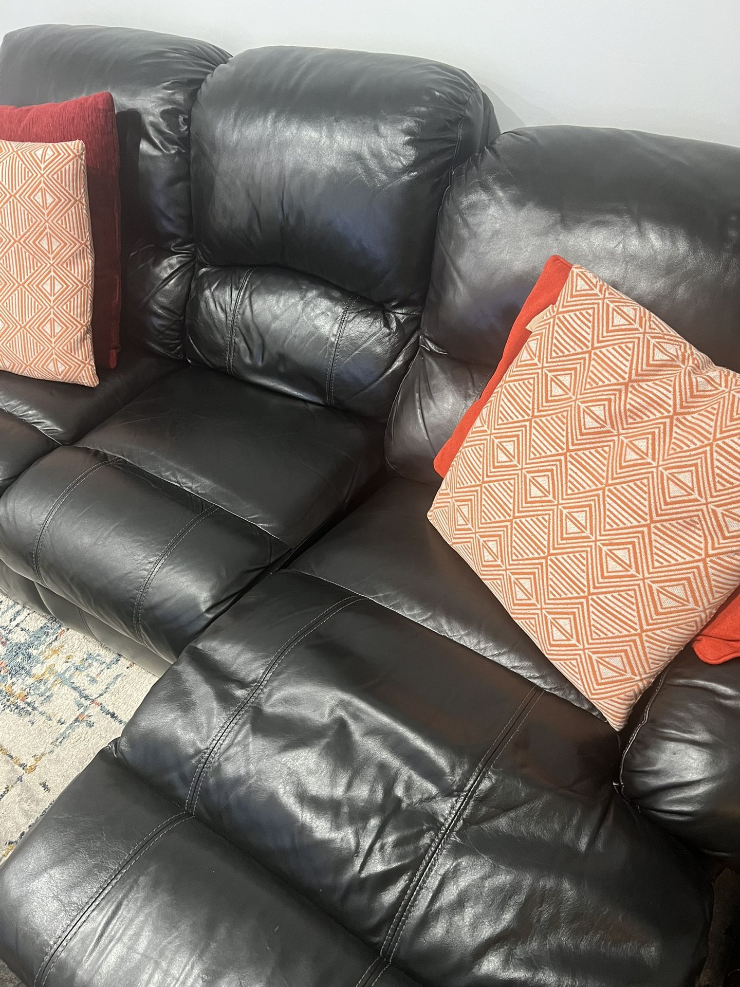 Good condition Recliner w/ pillows