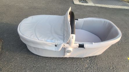Hot Mom Bassinet/ Carry-on Cot 