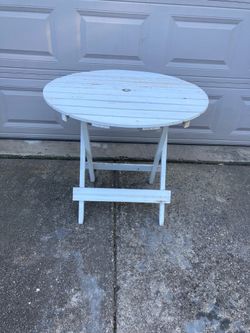 Solid Wooden round folding patio table, see all pictures posted, pick up and Lake Zurich