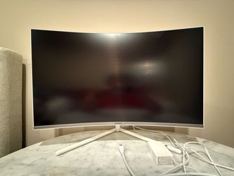 Samsung 32” Curved Monitor – Excellent Working Condition