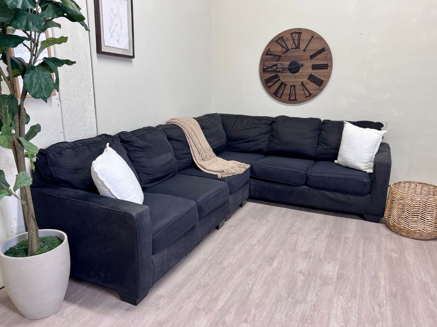 WE DELIVER! 🚚 - Black Modern Sectional Couch