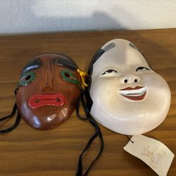 2 Wall Masks