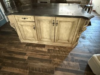 Huge Island with Granite counter