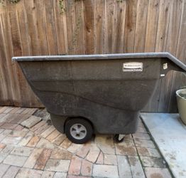 RUBBERMAID TILT TRUCK • 2000lb • SOLID FORM
