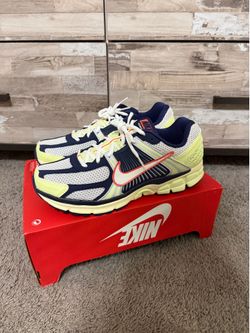 Nike Zoom Vomero 5 Barely Volt/ Midnight Navy size 9.5