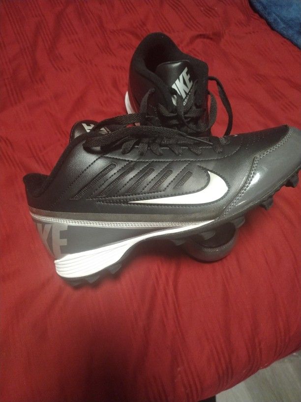 New 8/half Nike Land Shark Cleets