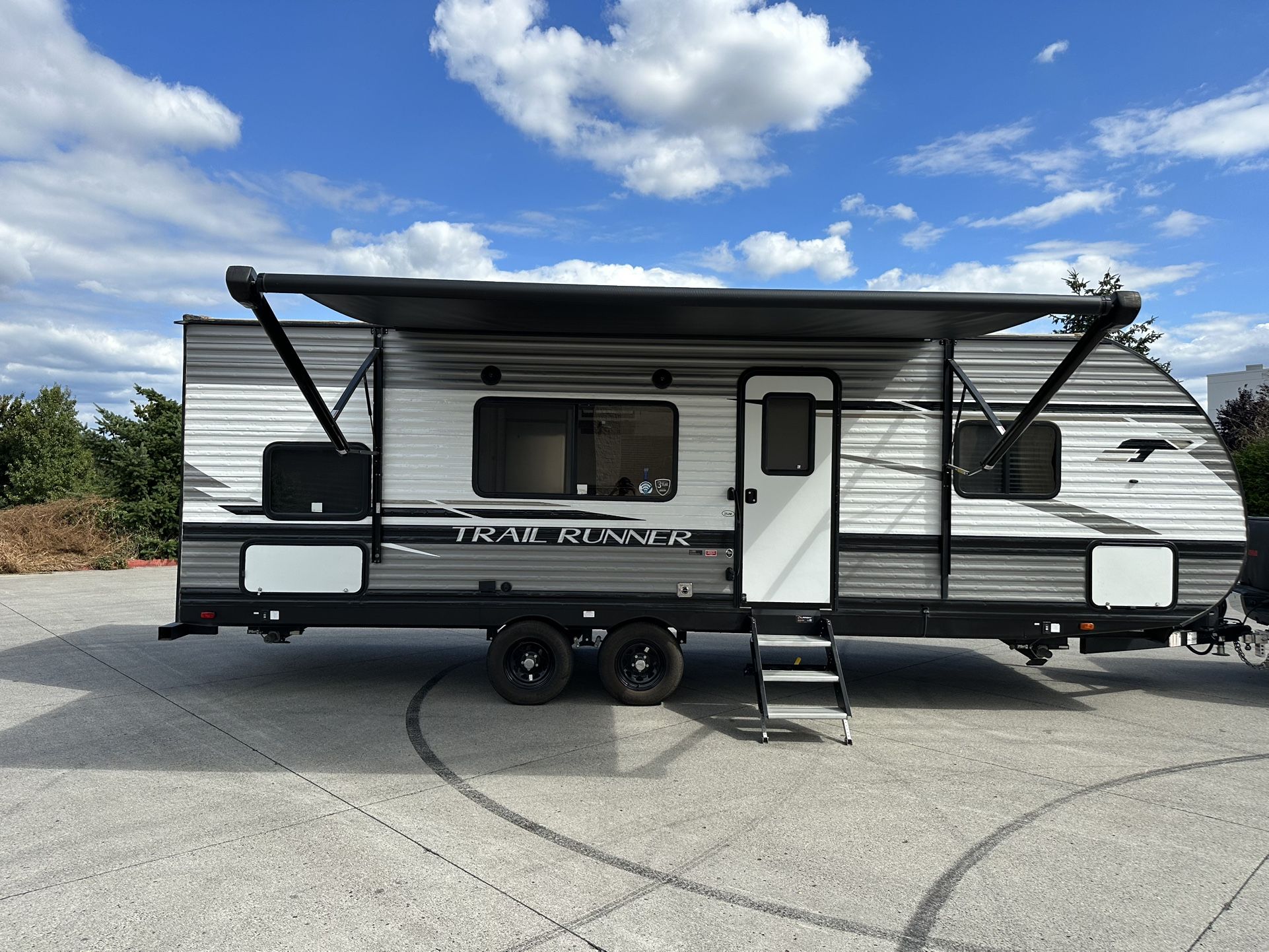 2022 Trail Runner 25JM Camper/ Travel Trailer