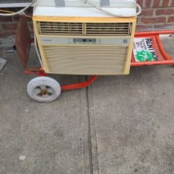 12000 Byu Frigidaire AIR CONDITIONER 