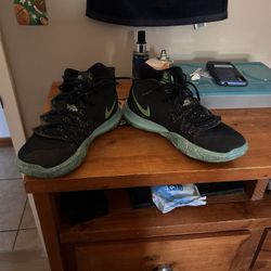 Kyrie 5 Ufos Size 10.5 