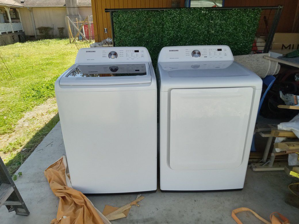LIKE NEW-SAMSUNG WASHER AND DRYER SET